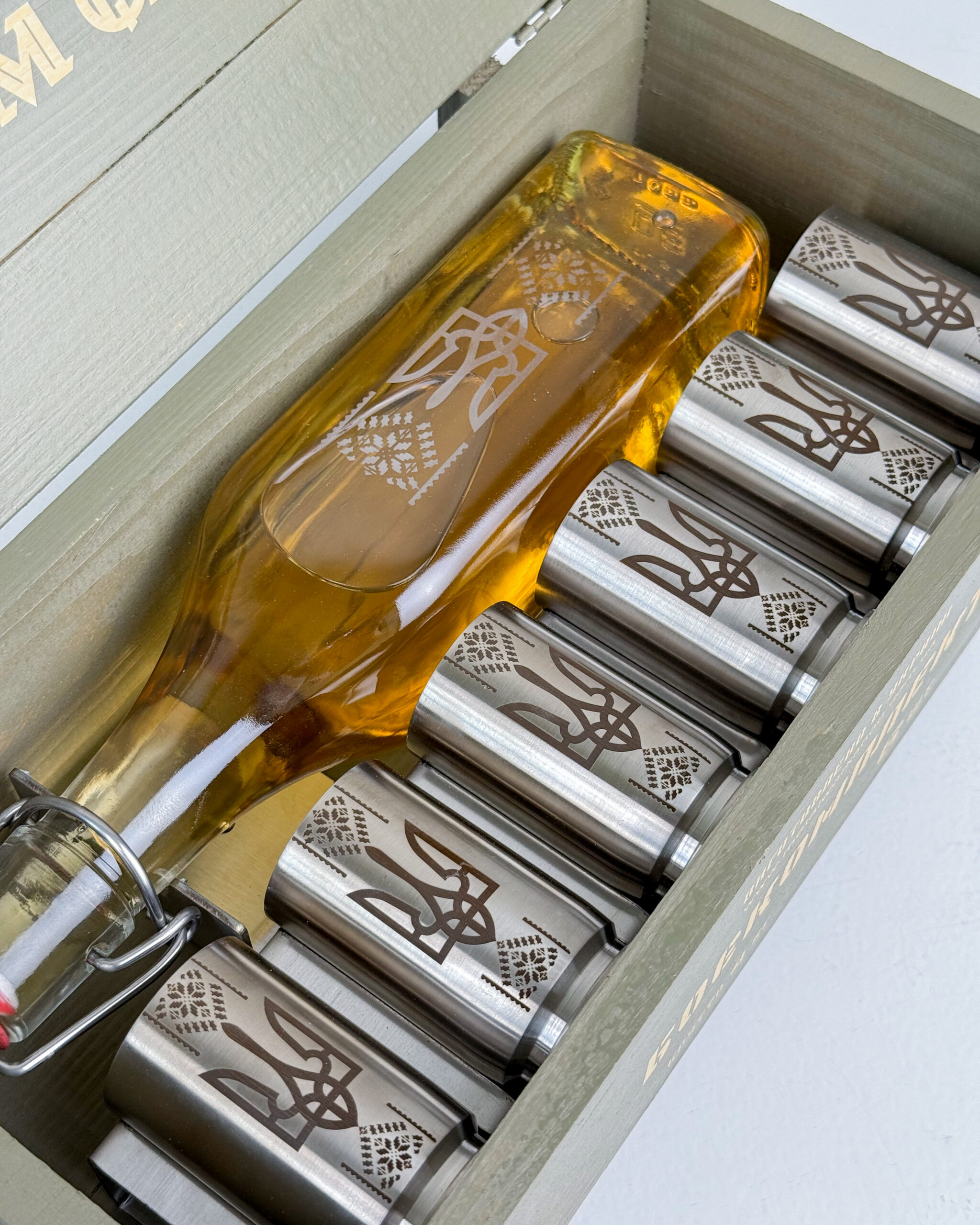 БОЄКОМПЛЕКТ Premium – 6 чарок-гільз + фляшка у дерев’яному ящику
